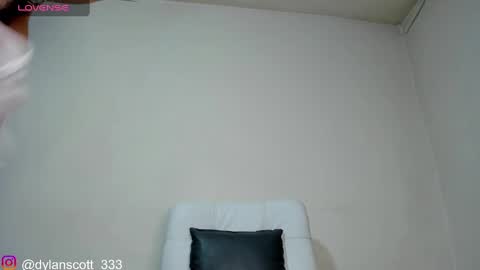 Snapshot of dylanscott_106 chatting on December 5, 4:12 pm dylanscott_106 online show from December 5, 4:12 pm