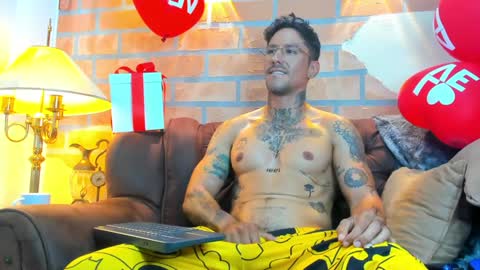 Snapshot of dylanstonne1 chatting on February 6, 4:25 pm D Y L A N online show from February 6, 4:25 pm