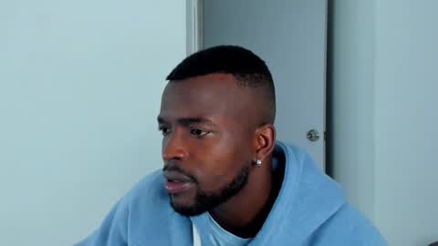 Snapshot of dylantaylor_1 chatting on November 2, 3:33 am Dylan Taylor online show from November 2, 3:33 am