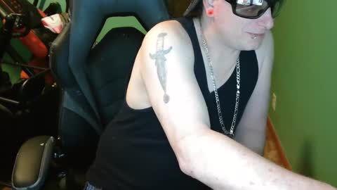 edwardaims_2please online show from April 27, 1:46 am
