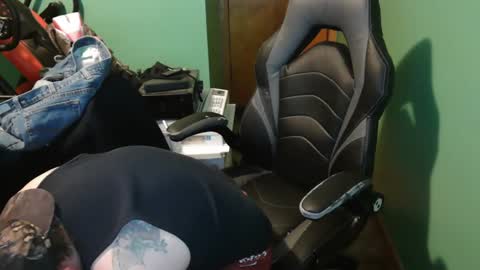 edwardaims_2please online show from May 1, 2:48 am