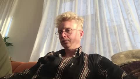 Snapshot of el_thunder chatting on January 12, 2:52 pm MrE online show from January 12, 2:52 pm