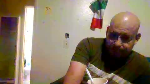 Snapshot of elmario24 chatting on October 13, 8:53 am elmario24 online show from October 13, 8:53 am