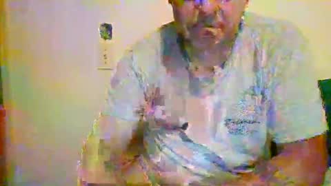 Snapshot of elmario24 chatting on October 5, 8:18 am elmario24 online show from October 5, 8:18 am