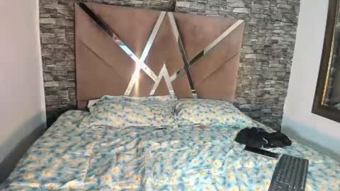 elvergon040 online show from April 22, 5:03 am