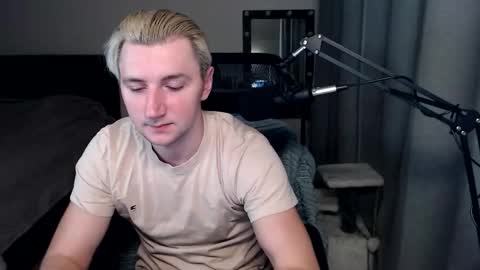 Snapshot of elvin_vaenight chatting on October 7, 10:03 pm Elvin Vaenight online show from October 7, 10:03 pm