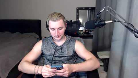 Snapshot of elvin_vaenight chatting on October 15, 10:17 pm Elvin Vaenight online show from October 15, 10:17 pm