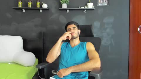Snapshot of emma_muscle_ chatting on February 27, 9:25 pm emma online show from February 27, 9:25 pm