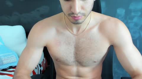Snapshot of emma_muscle_ chatting on January 2, 6:01 pm emma online show from January 2, 6:01 pm