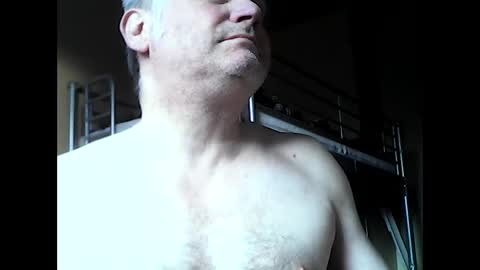 Snapshot of englishguysurrey chatting on December 17, 2:22 pm englishguysurrey online show from December 17, 2:22 pm
