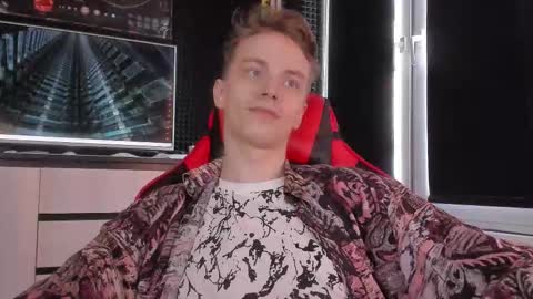 Snapshot of enkeer chatting on October 30, 6:37 am Enker online show from October 30, 6:37 am