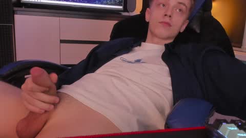 Snapshot of enkeer chatting on December 7, 11:34 pm Enker online show from December 7, 11:34 pm