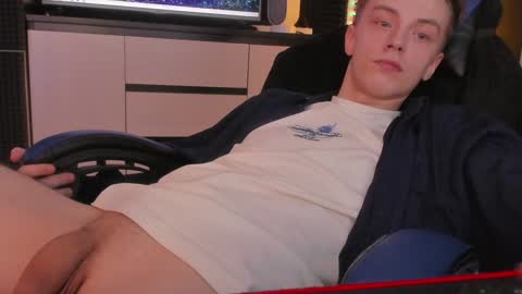 Snapshot of enkeer chatting on December 6, 10:52 pm Enker online show from December 6, 10:52 pm