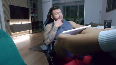 Erik online show from November 9, 7:18 pm