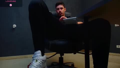 Snapshot of enzorace chatting on October 31, 7:23 am EnzoRace online show from October 31, 7:23 am