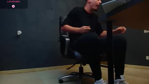 Snapshot of enzorace chatting on October 24, 6:59 am EnzoRace online show from October 24, 6:59 am