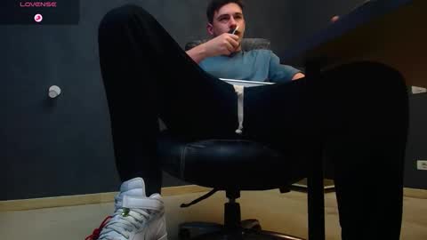 Snapshot of enzorace chatting on October 28, 6:05 am EnzoRace online show from October 28, 6:05 am