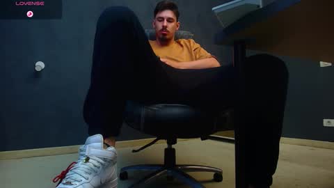 Snapshot of enzorace chatting on October 14, 7:37 am EnzoRace online show from October 14, 7:37 am