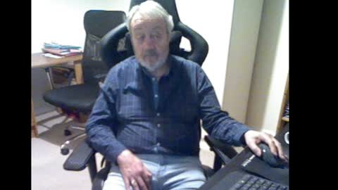 Snapshot of erasmus_d chatting on December 30, 5:44 pm erasmus_d online show from December 30, 5:44 pm