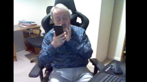Snapshot of erasmus_d chatting on February 7, 6:02 pm erasmus_d online show from February 7, 6:02 pm