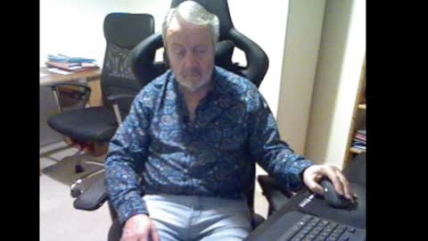 Snapshot of erasmus_d chatting on January 2, 6:12 pm erasmus_d online show from January 2, 6:12 pm