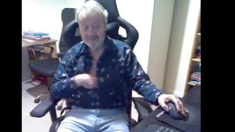 Snapshot of erasmus_d chatting on March 7, 6:33 pm erasmus_d online show from March 7, 6:33 pm