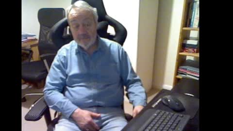 Snapshot of erasmus_d chatting on December 13, 6:59 pm erasmus_d online show from December 13, 6:59 pm