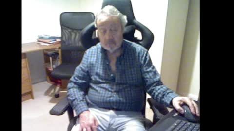 Snapshot of erasmus_d chatting on February 19, 7:05 pm erasmus_d online show from February 19, 7:05 pm