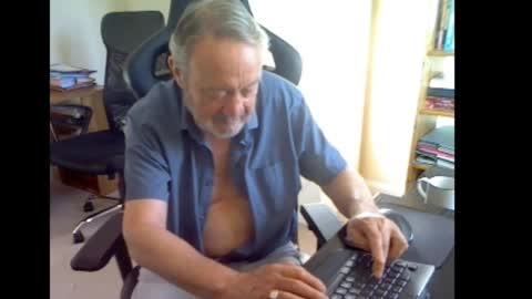 Snapshot of erasmus_d chatting on September 8, 4:50 pm erasmus_d online show from September 8, 4:50 pm