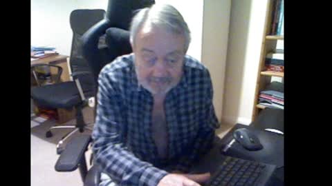 Snapshot of erasmus_d chatting on December 23, 6:27 pm erasmus_d online show from December 23, 6:27 pm