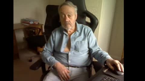 Snapshot of erasmus_d chatting on March 6, 5:33 pm erasmus_d online show from March 6, 5:33 pm