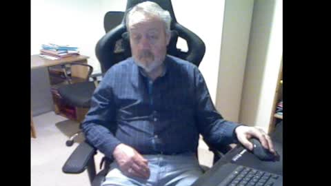 Snapshot of erasmus_d chatting on March 2, 6:35 pm erasmus_d online show from March 2, 6:35 pm
