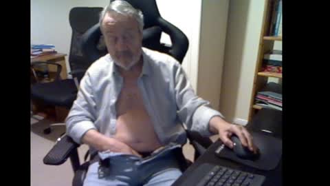 Snapshot of erasmus_d chatting on December 16, 6:27 pm erasmus_d online show from December 16, 6:27 pm