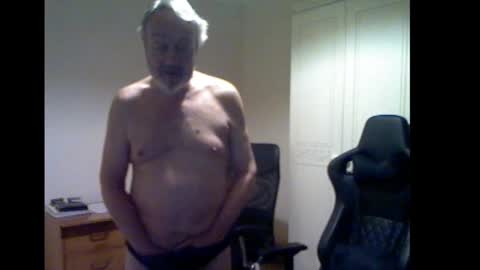 Snapshot of erasmus_d chatting on February 18, 6:49 pm erasmus_d online show from February 18, 6:49 pm