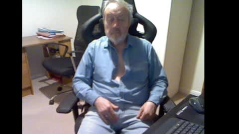 Snapshot of erasmus_d chatting on January 5, 5:41 pm erasmus_d online show from January 5, 5:41 pm