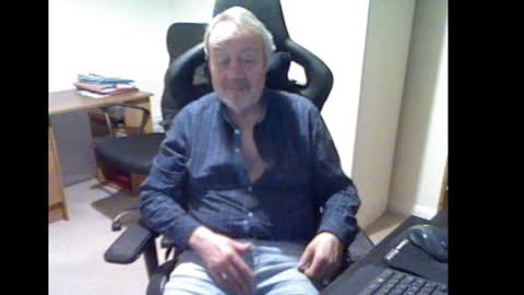 Snapshot of erasmus_d chatting on January 19, 5:39 pm erasmus_d online show from January 19, 5:39 pm