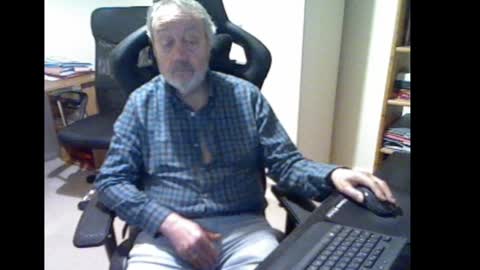 Snapshot of erasmus_d chatting on December 2, 6:08 pm erasmus_d online show from December 2, 6:08 pm