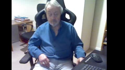 Snapshot of erasmus_d chatting on February 15, 5:39 pm erasmus_d online show from February 15, 5:39 pm