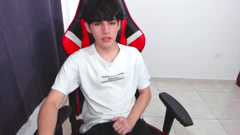 Snapshot of eren_tatakae chatting on January 24, 6:35 pm eren_tatakae online show from January 24, 6:35 pm