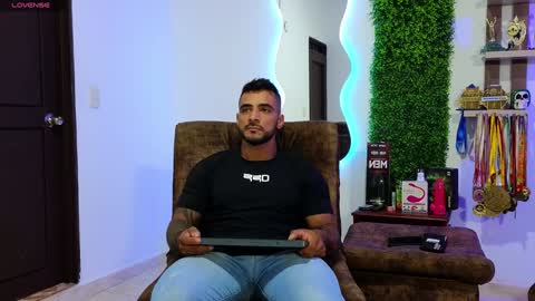 Snapshot of eric_harrison1 chatting on December 24, 10:49 pm Brayan online show from December 24, 10:49 pm