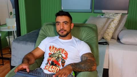 Snapshot of eric_harrison1 chatting on December 18, 10:46 pm Brayan online show from December 18, 10:46 pm