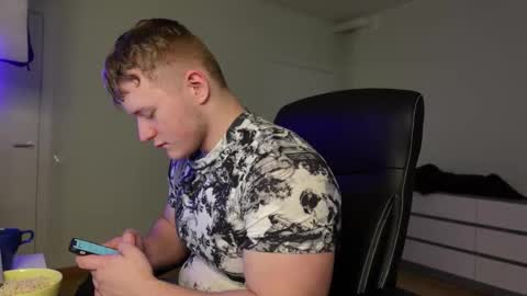 Snapshot of eric_poston chatting on October 23, 1:36 pm online show from October 23, 1:36 pm