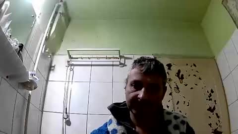 Snapshot of ericboy32 chatting on December 29, 12:52 am eric online show from December 29, 12:52 am
