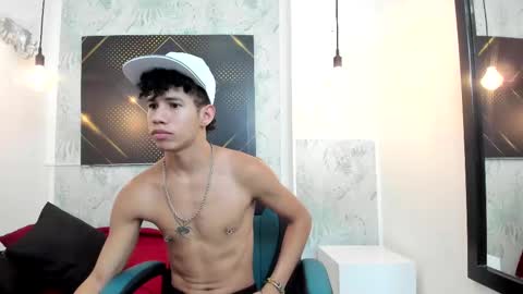 Snapshot of erick_zhimerman chatting on February 21, 3:23 am online show from February 21, 3:23 am