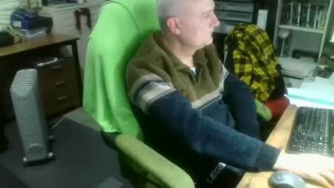 Snapshot of ernello chatting on October 15, 4:53 am ernello online show from October 15, 4:53 am