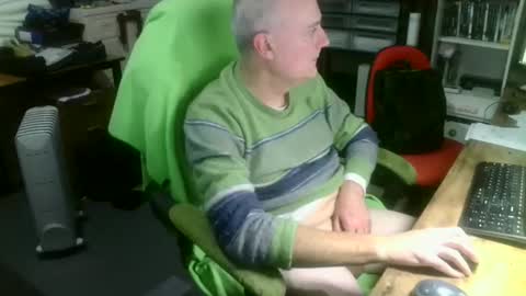 Snapshot of ernello chatting on October 25, 7:10 am ernello online show from October 25, 7:10 am