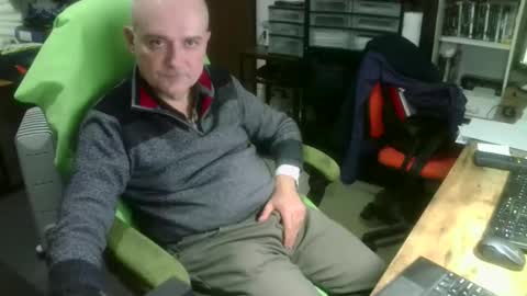 Snapshot of ernello chatting on October 30, 8:32 pm ernello online show from October 30, 8:32 pm