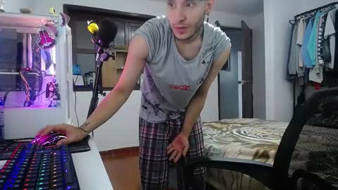 Snapshot of esjrobles chatting on December 31, 2:29 am Esteban online show from December 31, 2:29 am