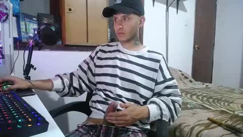Snapshot of esjrobles chatting on December 15, 3:24 am Esteban online show from December 15, 3:24 am