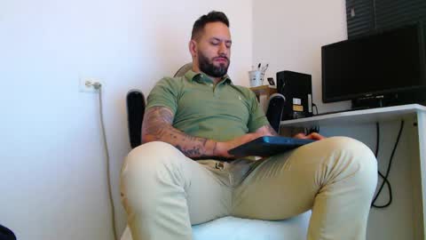 esteban online show from April 22, 2:11 pm